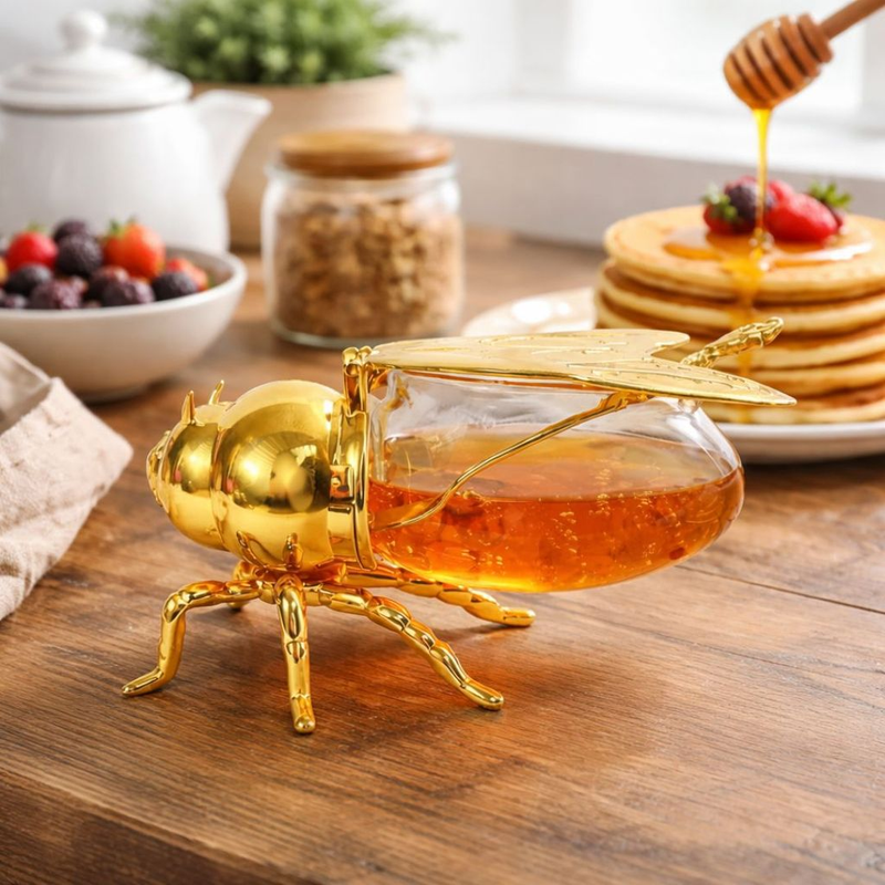 Meleira Abelha Dourada com colher. Elegância e charme para servir mel no café da manhã, brunch ou chá da tarde.